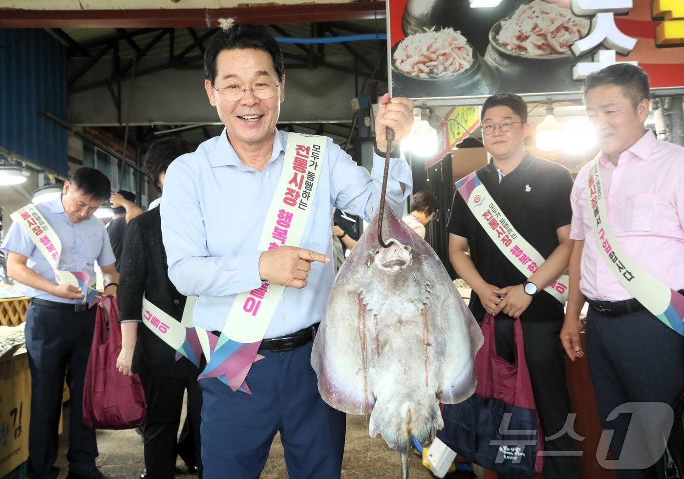 부안군은 5일 추석 명절을 앞두고 전통시장과 지역경제에 활력을 불어넣기 위해 곰소시장을 시작으로 줄포상설시장과 부안상설시장에서 장보기 행사를 진행했다. 권익현 군수가 전통시장에서 제수용 생선을 구입하고 있다.&#40;부안군 제공&#41;2024.9.5/뉴스1