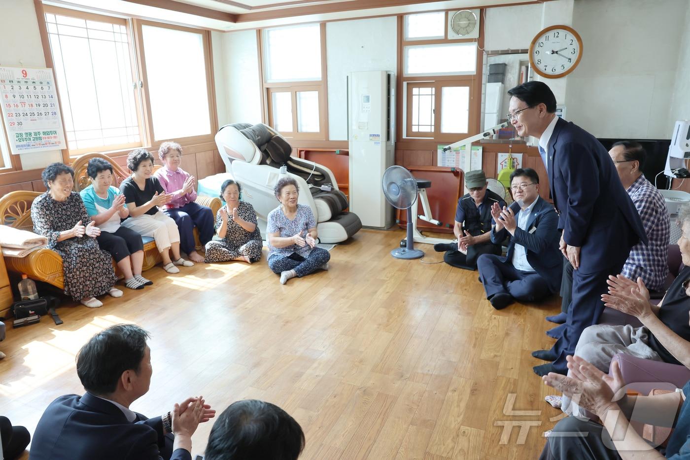  고창군이 5일 관내 홀로 사는 어르신 등 어려운 이웃과 고창군노인요양원을 방문해 선물 꾸러미 400세트를 직접 전달했다. 심덕섭 군수가 요양원을 방문해 어르신들에게 인사를 하고 있다.&#40;고창군 제공&#41;2024.9.5/뉴스1