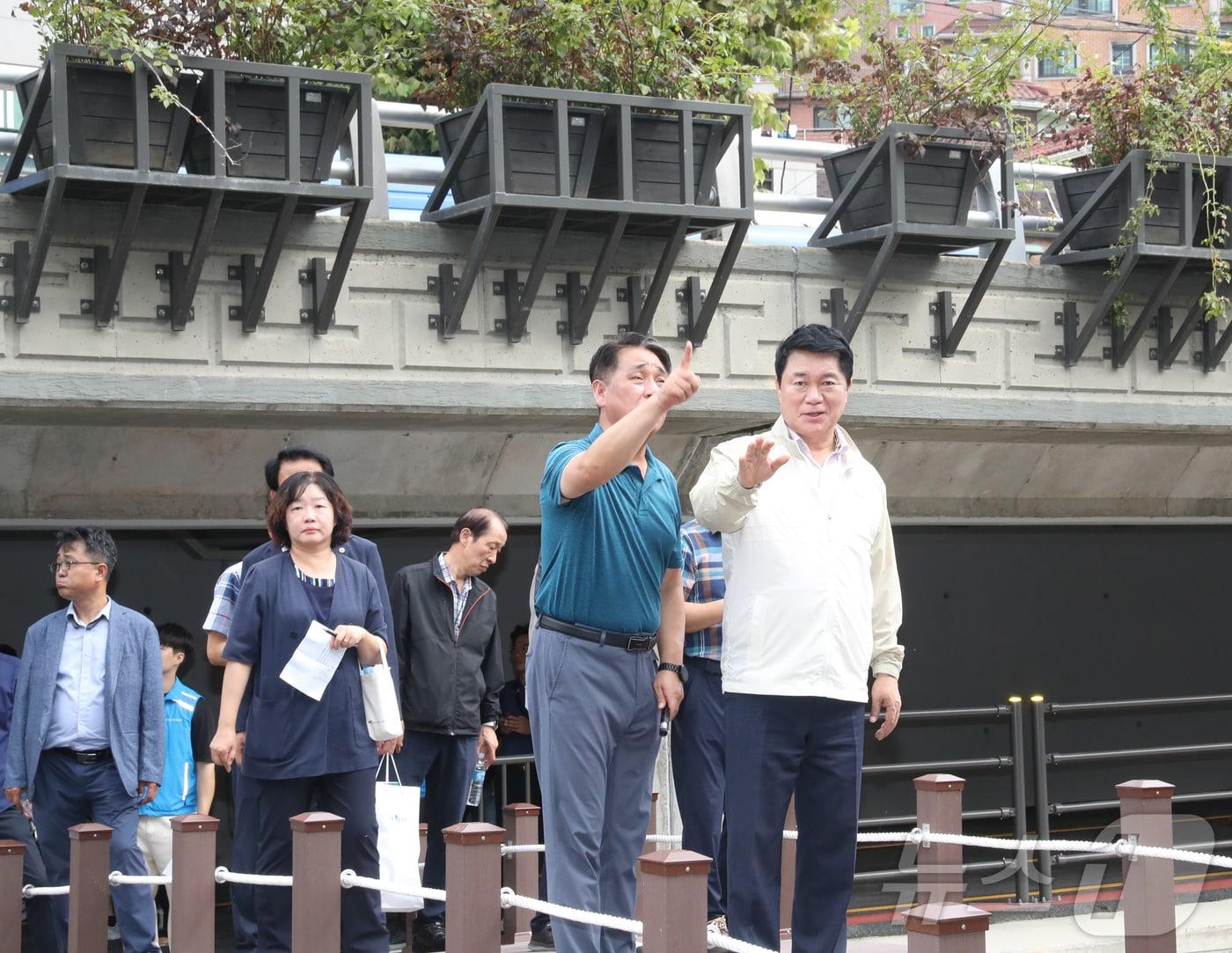 박준희 관악구청장이 복원된 서울 관악구 별빛내린천의 산책로와 자전거 도로를 이어주는 중간다리를 직접 건너보며 주변 경관을 살펴보고 있다. &#40;관악구청 제공&#41; 2024.9.5/뉴스1