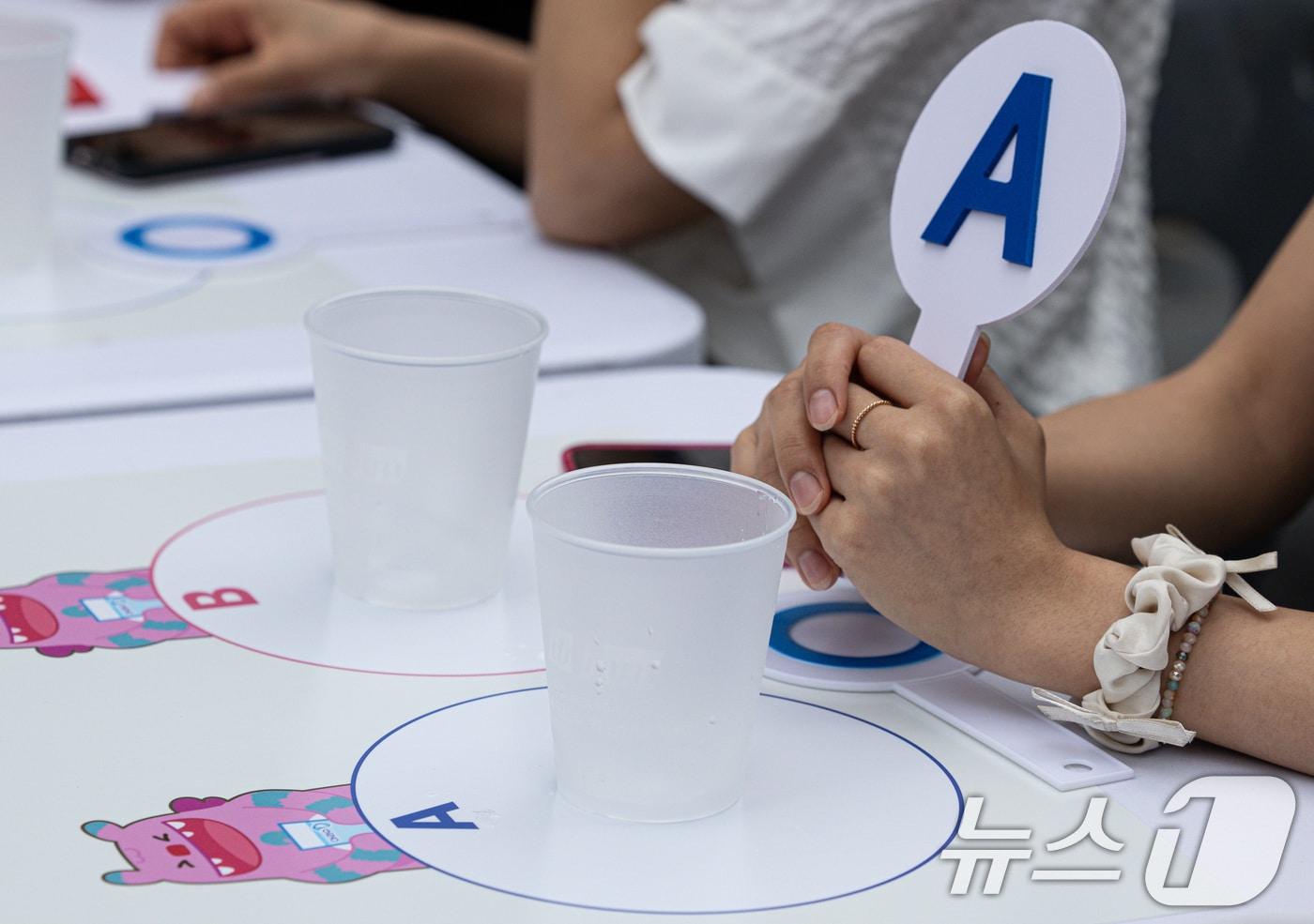 서울 중구 청계광장에서 열린 아리수 축제에서 &#39;아리수 찐팬을 찾아라&#39;에 참가한 시민들이 문제를 풀고 있다. 2024.9.5/뉴스1 ⓒ News1 이재명 기자