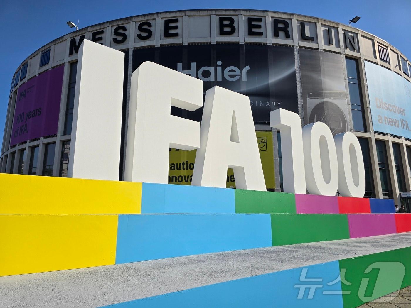 개막을 하루 앞둔 5일&#40;현지시간&#41; 독일 메세 베를린&#40;Messe Berlin&#41; 전시관 인근에 IFA 100주년을 기념하는 조형물이 설치돼 있다. 올해 100주년을 맞는 유럽 최대 가전 전시회 &#39;IFA 2024&#39;는 6일부터 10일까지&#40;현지시간&#41; 독일 베를린에서 열린다. 2024. 9.5/뉴스1 ⓒ News1 한재준 기자