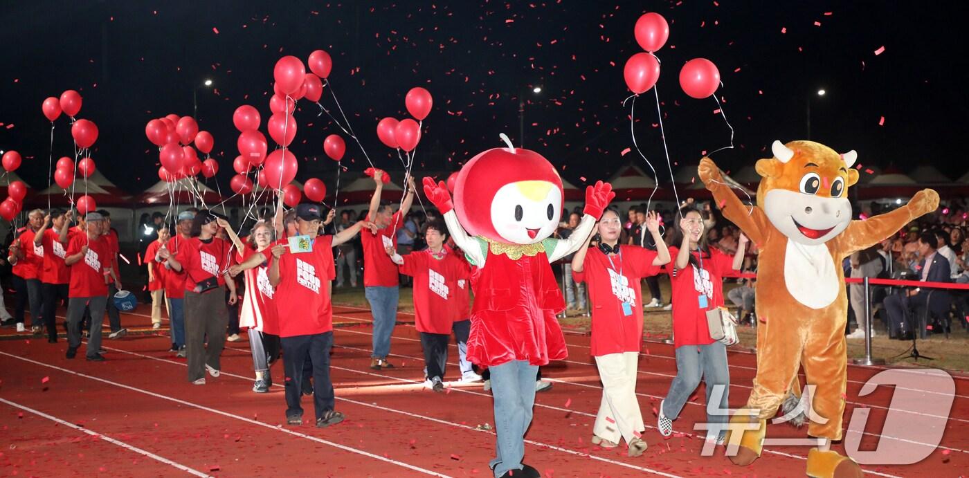 레드푸드 페스티벌&#40;제18회 장수 한우랑 사과랑 축제&#41; 개막날인 5일 전북자치도 장수군 장수종합경기장에 마련된 개막식장에서 장수역사문화사절단 퍼레이드가 펼쳐지고 있다. 2024.9.5/뉴스1 ⓒ News1 유경석 기자