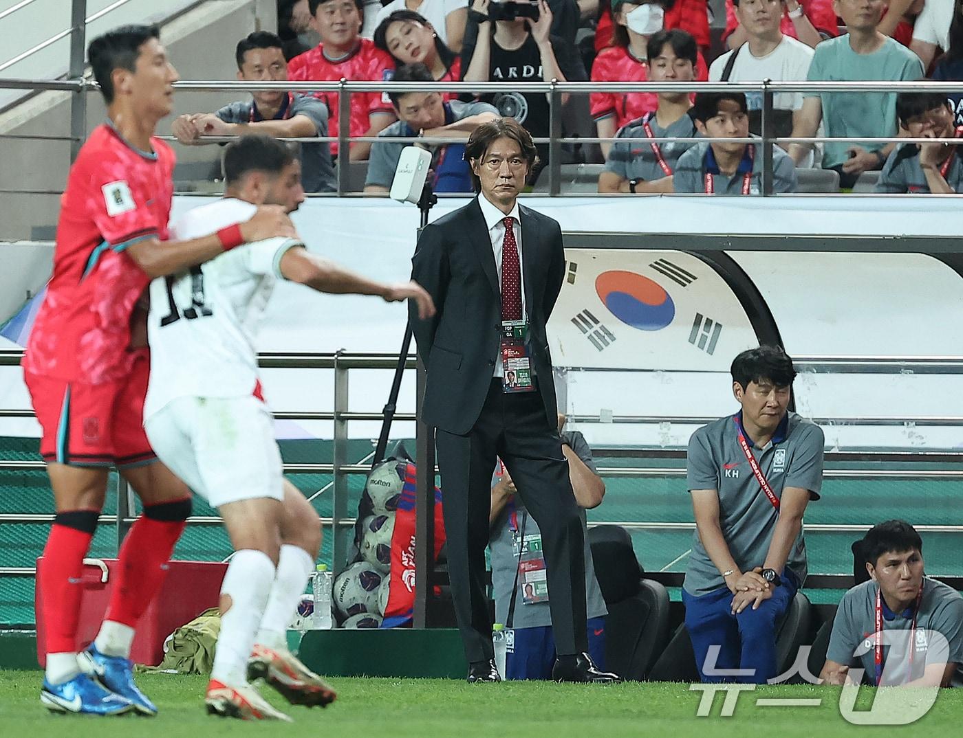 5일 오후 서울 마포구 서울월드컵경기장에서 열린 2026 국제축구연맹&#40;FIFA&#41; 북중미 월드컵 아시아 3차 예선 B조 1차전 대한민국과 팔레스타인의 경기, 홍명보 축구대표팀 감독이 전반 경기를 지켜보고 있다. 2024.9.5/뉴스1 ⓒ News1 김진환 기자