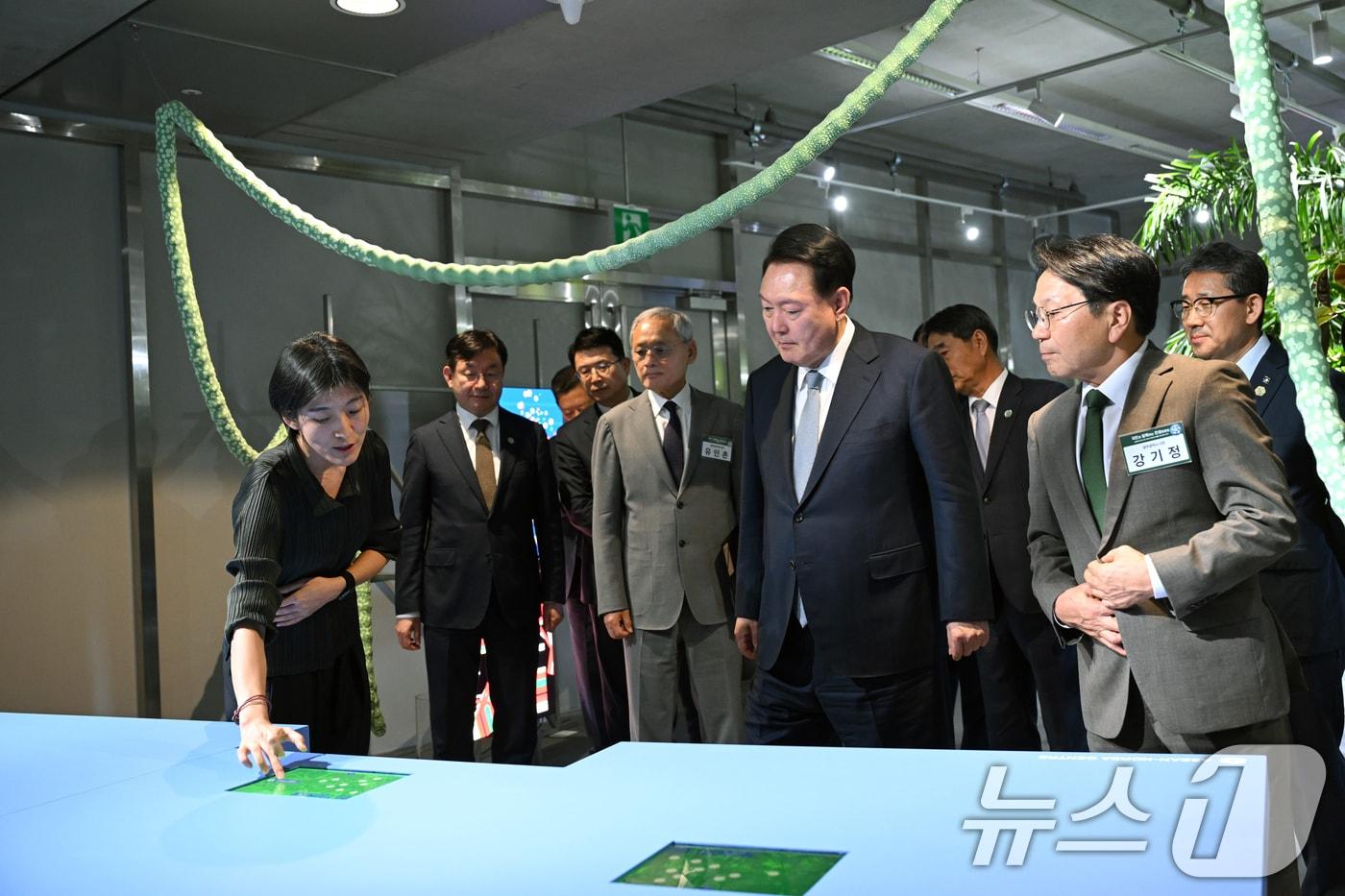 윤석열 대통령이 5일 광주 동구 국립아시아문화전당에서 열린 제15회 광주비엔날레 행사장을 방문해 &#39;한-아세안센터 특별전: 아세안 파빌리온&#39; 전시장에서 큐레이터로부터 전시물에 대한 설명을 듣고 있다. &#40;대통령실 제공&#41; 2024.9.5/뉴스1 ⓒ News1 송원영 기자