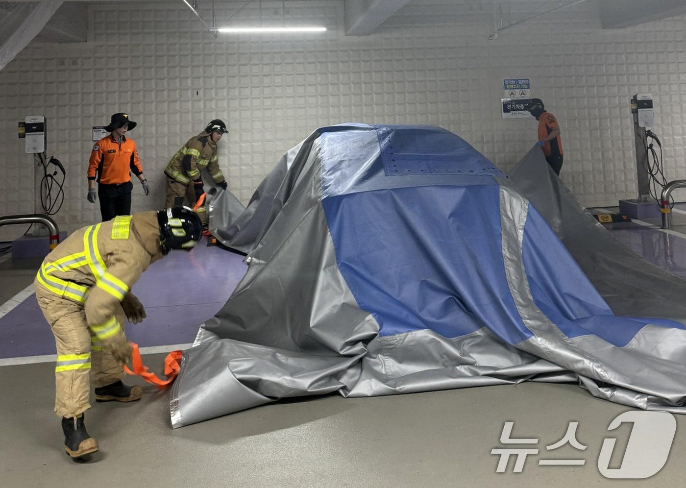 소방대원들이 지하주차장 전기차 화재 진압훈련을 하는 모습. &#40;포항남부소방서제공&#41; ⓒ News1 최창호 기자