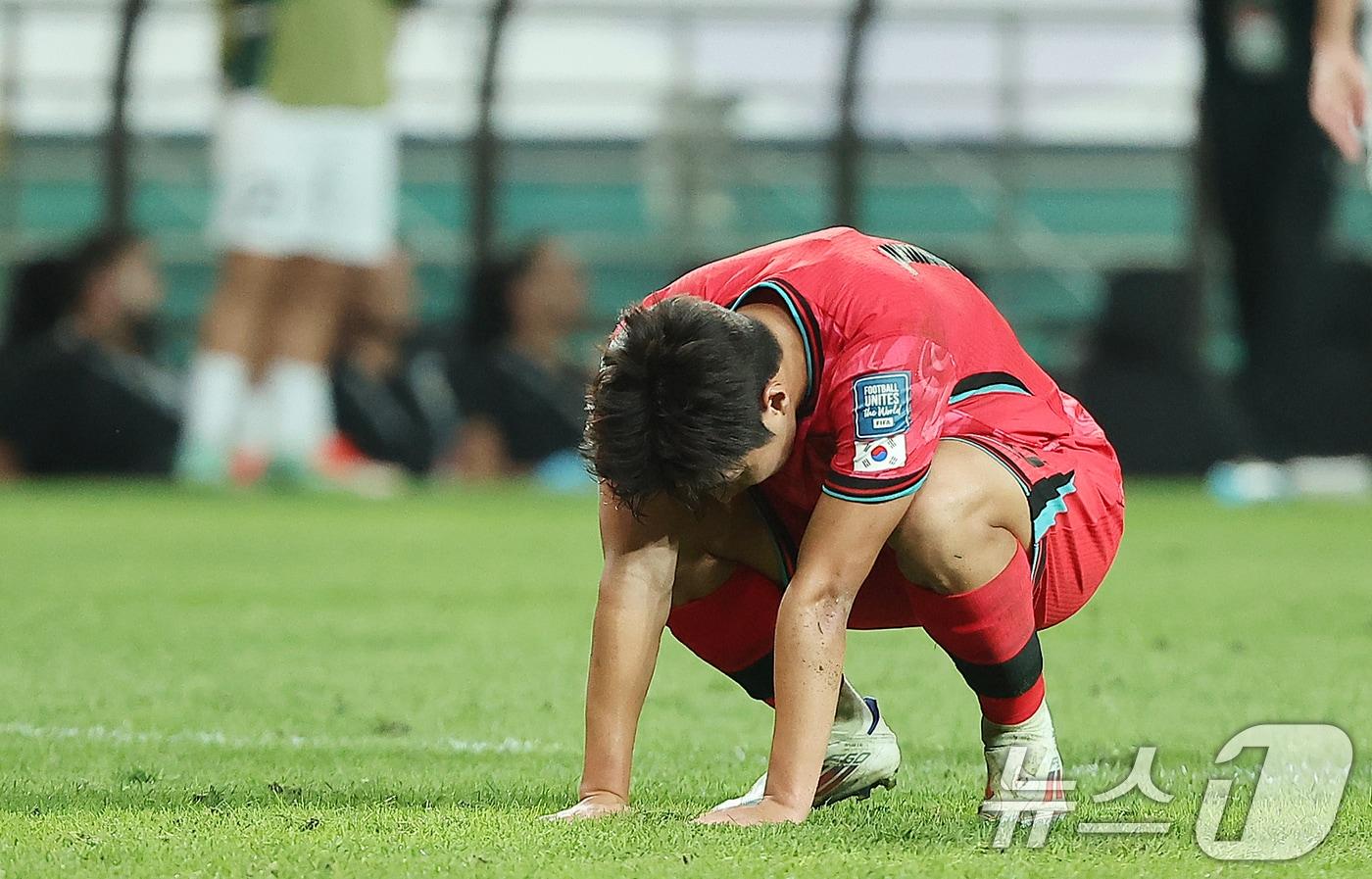 5일 오후 서울 마포구 서울월드컵경기장에서 열린 2026 국제축구연맹&#40;FIFA&#41; 북중미 월드컵 아시아 3차 예선 B조 1차전 대한민국과 팔레스타인의 경기, 후반 대한민국 이강인이 골 찬스를 놓친 뒤 고개를 떨구고 있다. 2024.9.5/뉴스1 ⓒ News1 김진환 기자