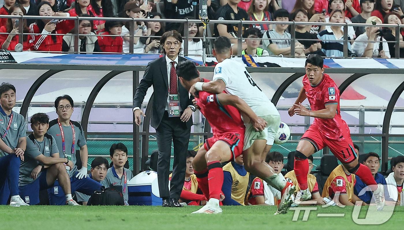 5일 오후 서울 마포구 서울월드컵경기장에서 열린 2026 국제축구연맹&#40;FIFA&#41; 북중미 월드컵 아시아 3차 예선 B조 1차전 대한민국과 팔레스타인의 경기, 후반 홍명보 축구대표팀 감독이 선수들에게 작전을 지시하고 있다. 2024.9.5/뉴스1 ⓒ News1 김진환 기자