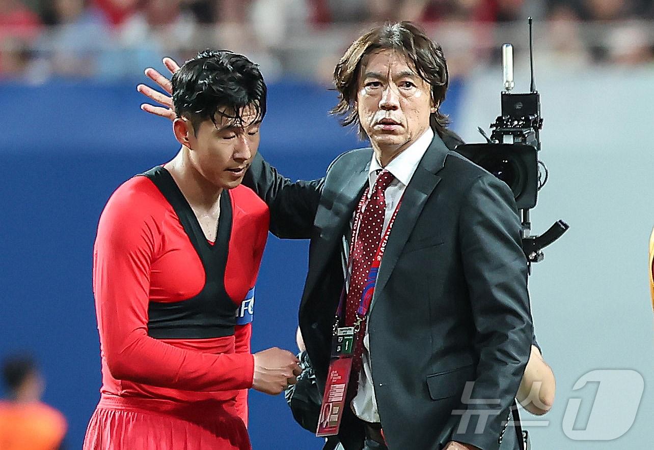 홍명보 대한민국 축구대표팀 감독이 5일 오후 서울 마포구 서울월드컵경기장에서 열린 2026 국제축구연맹&#40;FIFA&#41; 북중미 월드컵 아시아 3차 예선 B조 1차전 대한민국과 팔레스타인의 경기에서 0대0 무승부 후 손흥민을 격려하고 있다. 2024.9.5/뉴스1 ⓒ News1 김도우 기자