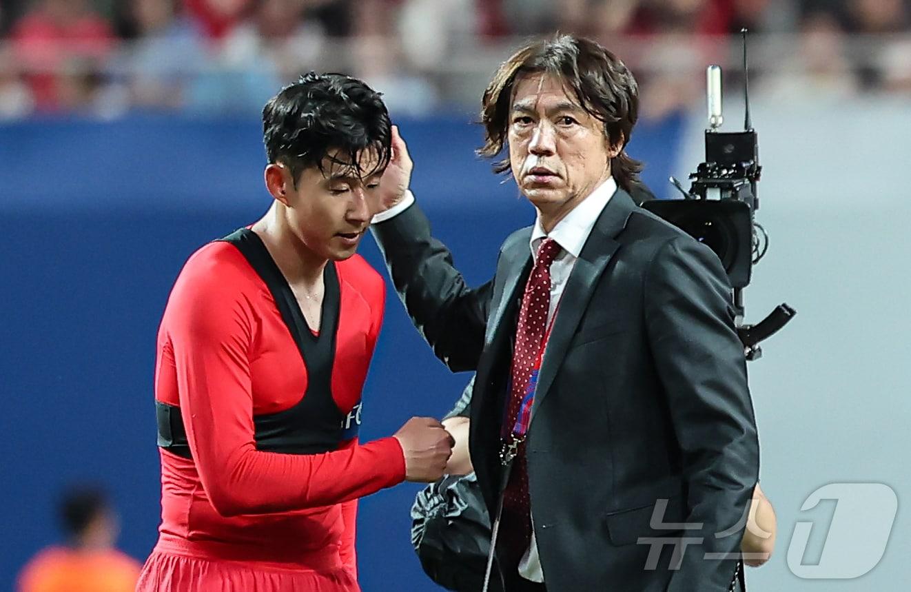 홍명보 축구대표팀 감독이 5일 서울월드컵경기장에서 열린 2026 국제축구연맹&#40;FIFA&#41; 북중미 월드컵 아시아 3차 예선 B조 1차전 대한민국과 팔레스타인의 경기를 마친 후 손흥민을 격려하고 있다. 2024.9.5/뉴스1 ⓒ News1 김도우 기자