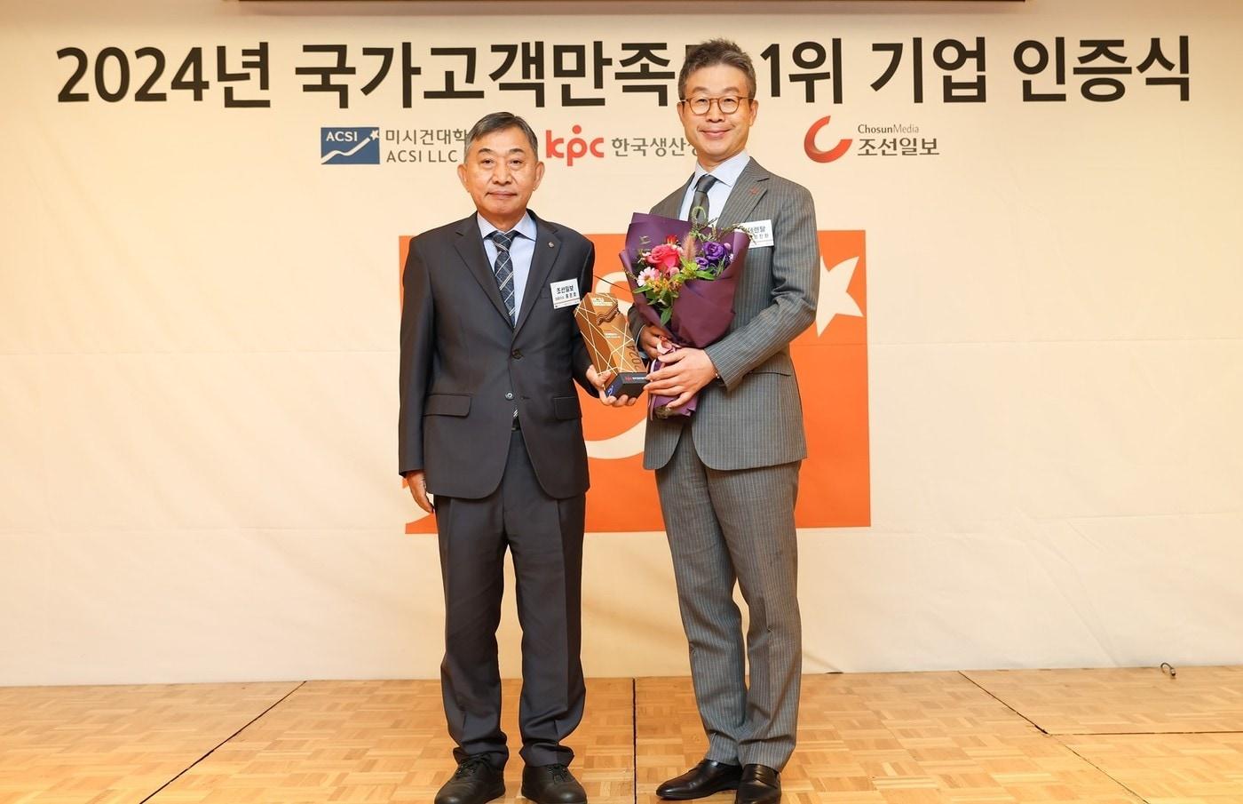 NCSI 인증식에서 조선일보 홍준호 대표와 롯데렌탈 최진환 대표가기념사진을 촬영하고 있다&#40;롯데렌탈 제공&#41;. 