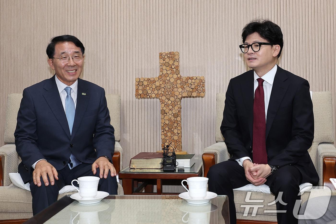 한동훈 국민의힘 대표가 6일 오전 서울 종로구 한국기독교교회협의회를 방문해 김종생 총무와 환담하고 있다. 2024.9.3/뉴스1 ⓒ News1 김진환 기자