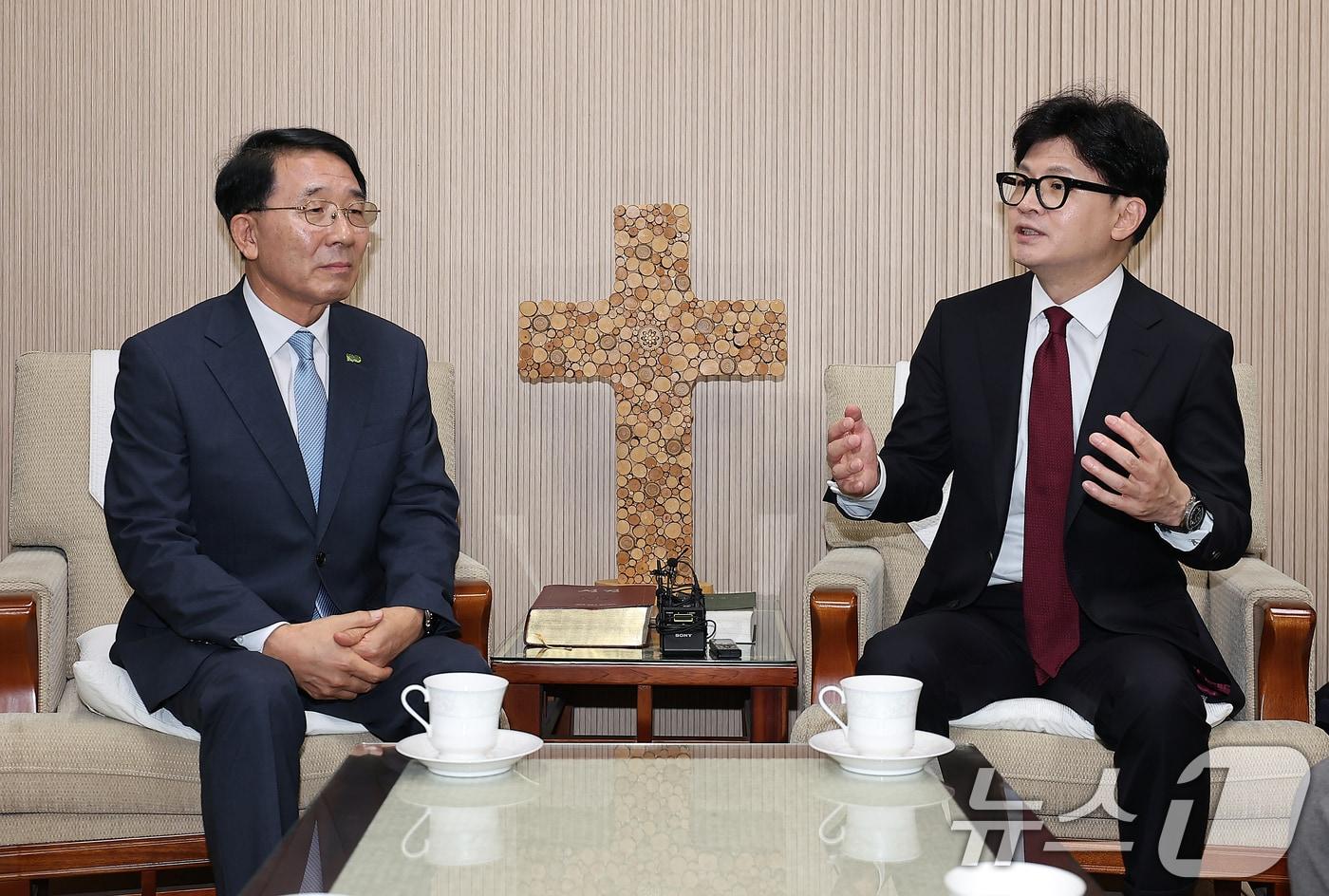 한동훈 국민의힘 대표가 6일 오전 서울 종로구 한국기독교교회협의회를 방문해 김종생 총무와 환담하고 있다. 2024.9.3/뉴스1 ⓒ News1 김진환 기자