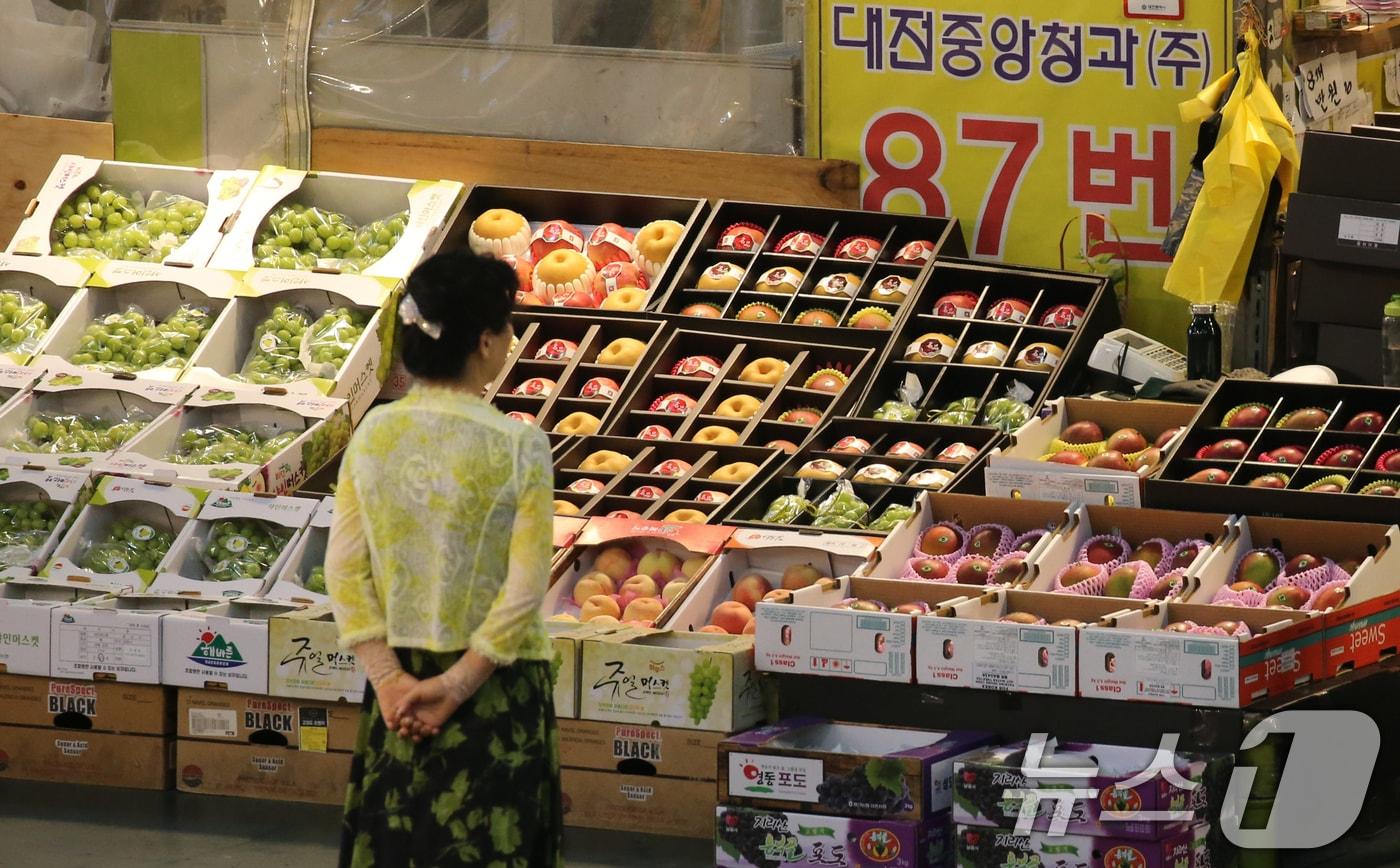 추석 명절을 앞둔 6일 청과시장에서 시민들이 장을 보고 있다. &#40;자료사진&#41; /뉴스1