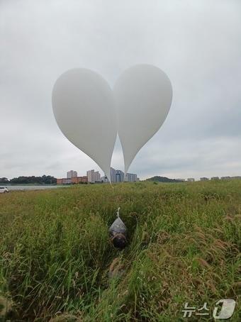 지난 9월 6일 오전 7시 2분쯤 인천시 계양구 한 아파트 인근에 북한이 날려보낸 쓰레기풍선이 내려 앉아 있다.&#40;인천소방본부 제공&#41;2024.9.6/뉴스1 ⓒ News1 박소영 기자