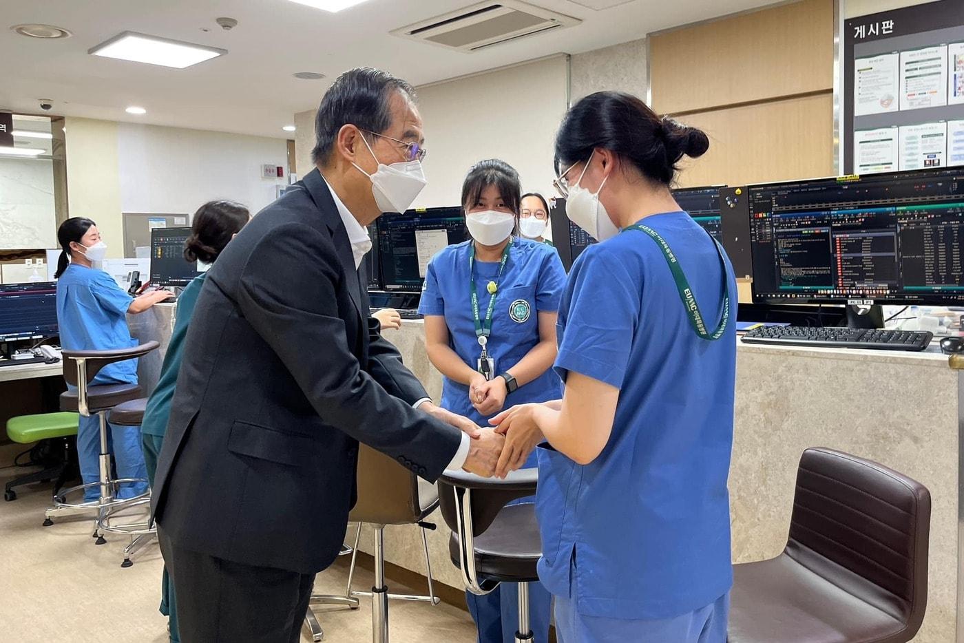 한덕수 국무총리가 지난 5일 서울 강서구 이대목동병원을 찾아 의료진을 격려했다.&#40;총리실 제공&#41;