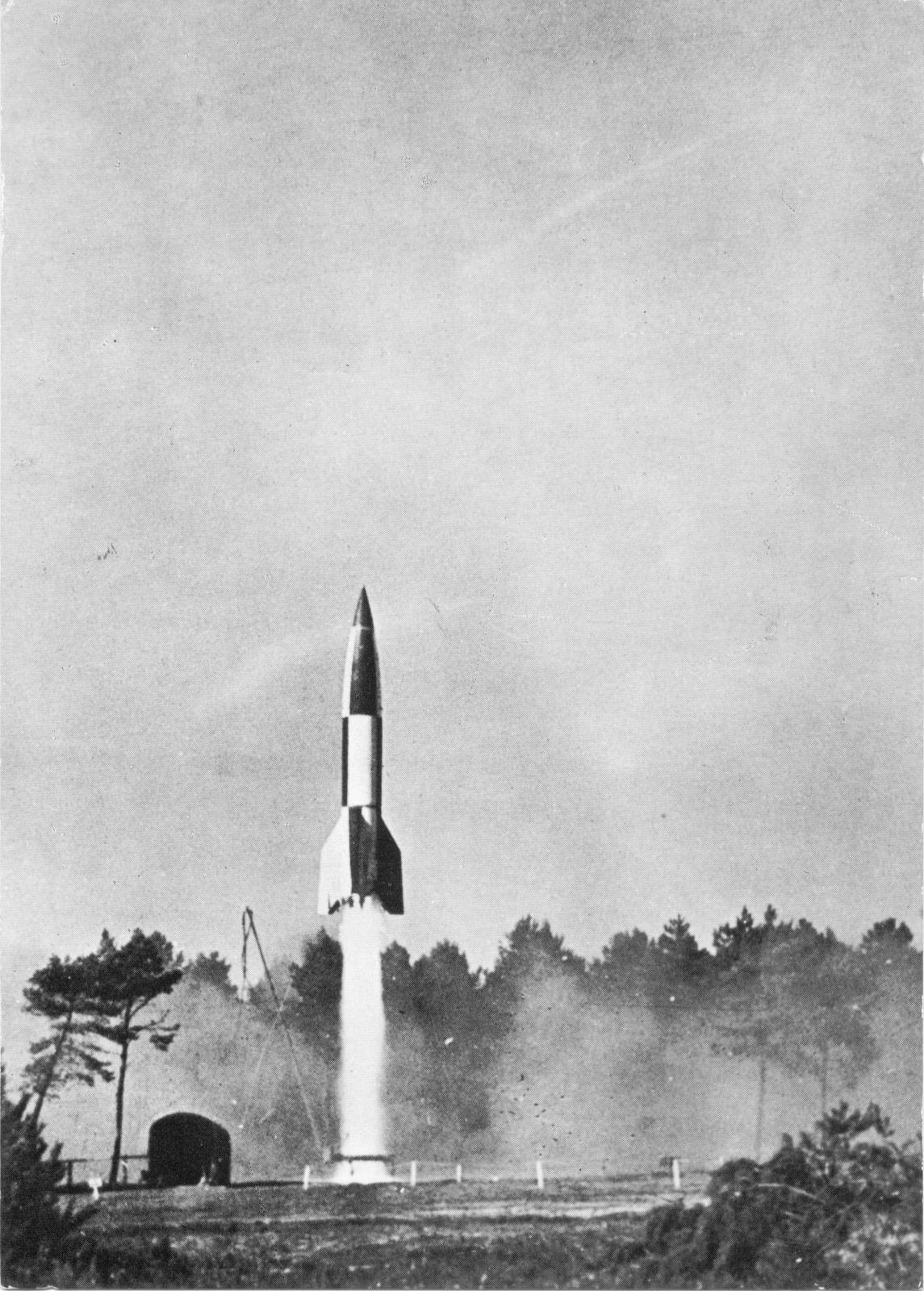 V-2 로켓. &#40;출처: Unlisted, Science Museum &#40;UK&#41; postcard W7, own collection, 흑백사진&#40;1945&#41;, Wikimedia Commons, Public Domain&#41;