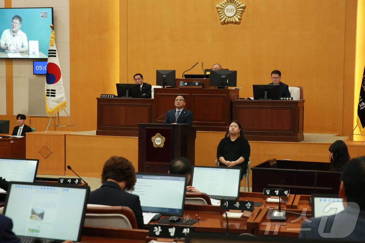  9대 후반기 충북 충주시의회 의장 선출에서 불거진 시의원 간의 내부 갈등이 계속되는 모양새다. 박해수 전 의장이 자유발언을 하고 있다.&#40;충주시의회 제공&#41;2024.9.6/뉴스1