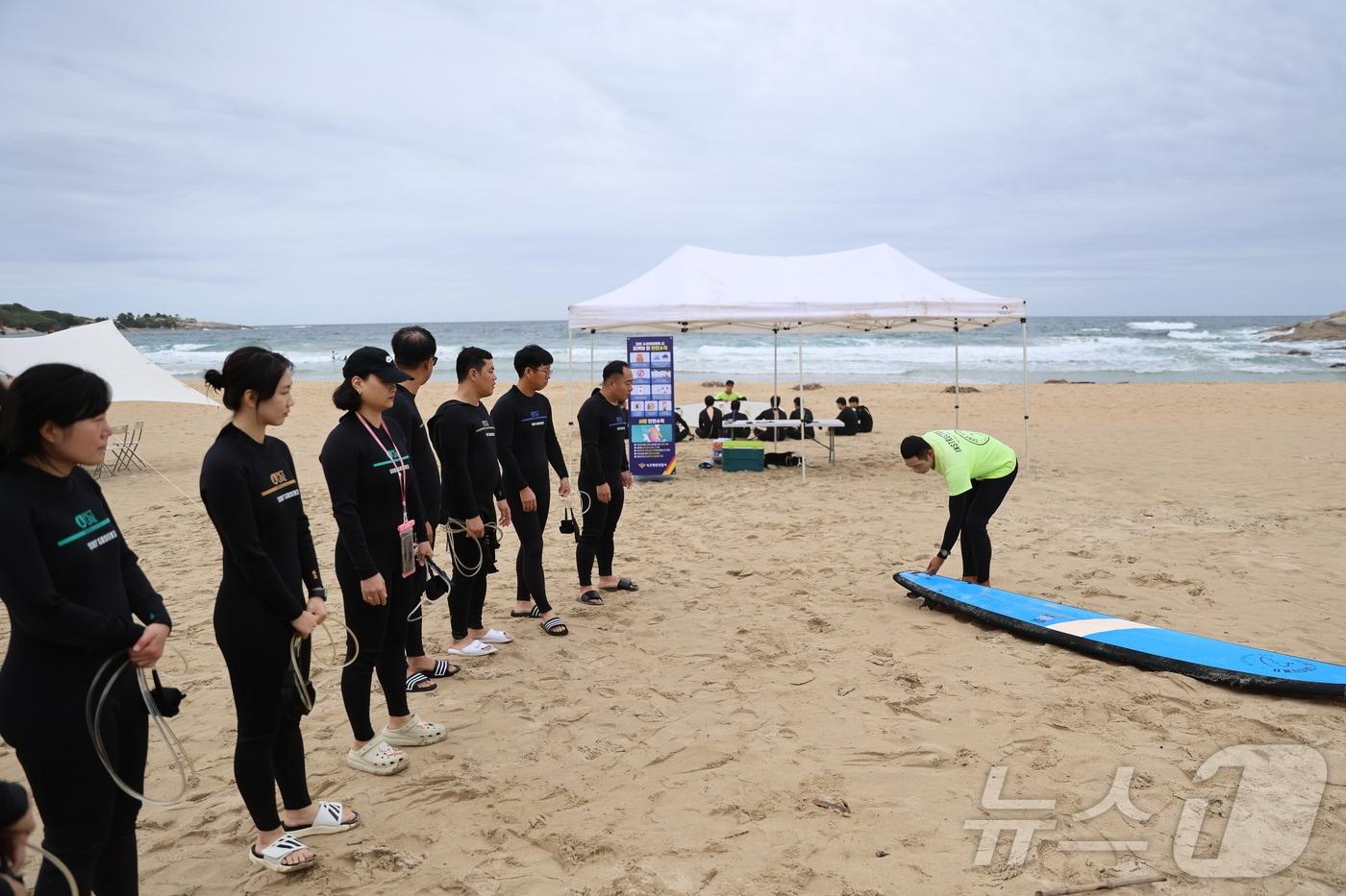 속초해양경찰서 소속 경찰관들이 6일 오전 강원 고성군 송지호해수욕장에서 서프보드 구조훈련을 실시하고 있다.&#40;속초해경 제공&#41; 2024.9.6/뉴스1 ⓒ News1 윤왕근 기자