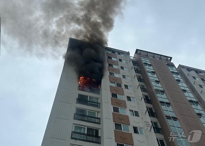 6일 오후 4시42분쯤 경남 창원시 진해구 자은동 15층짜리 아파트 11층에서 불이 났다. 사진은 화재 현장모습&#40;창원소방본부 제공&#41;