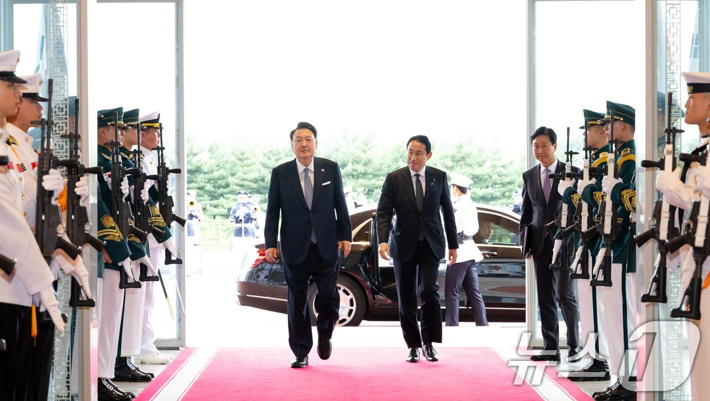 윤석열 대통령이 6일 용산 대통령실에 도착한 기시다 후미오 일본 총리와 한·일 정상회담장으로 이동하고 있다. &#40;대통령실 제공&#41; 2024.9.6/뉴스1 ⓒ News1 박지혜 기자