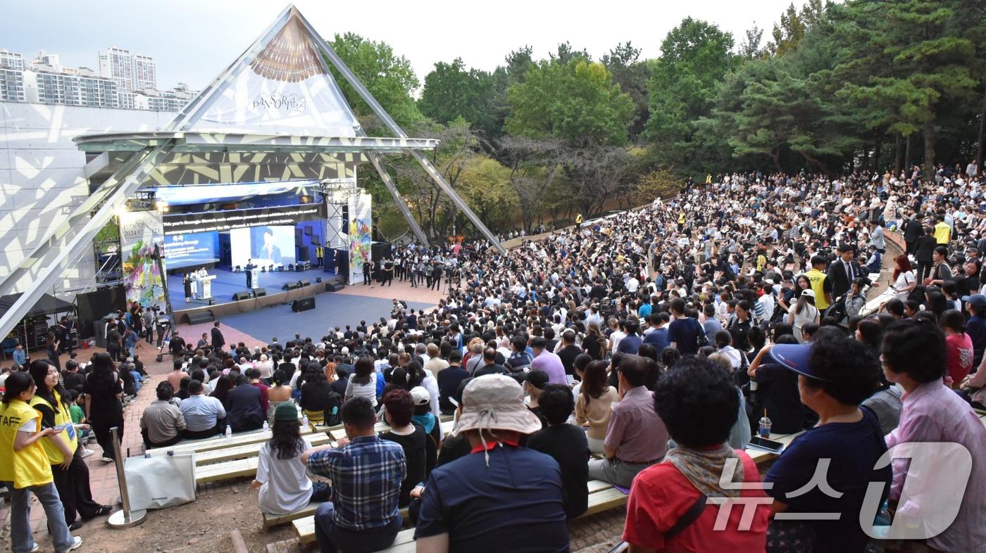 6일 오후 광주 북구 용봉동 중외공원 야외공연장에서 제15회 광주비엔날레 개막식이 열리고 있다.2024.9.6/뉴스1 ⓒ News1 김동수 기자