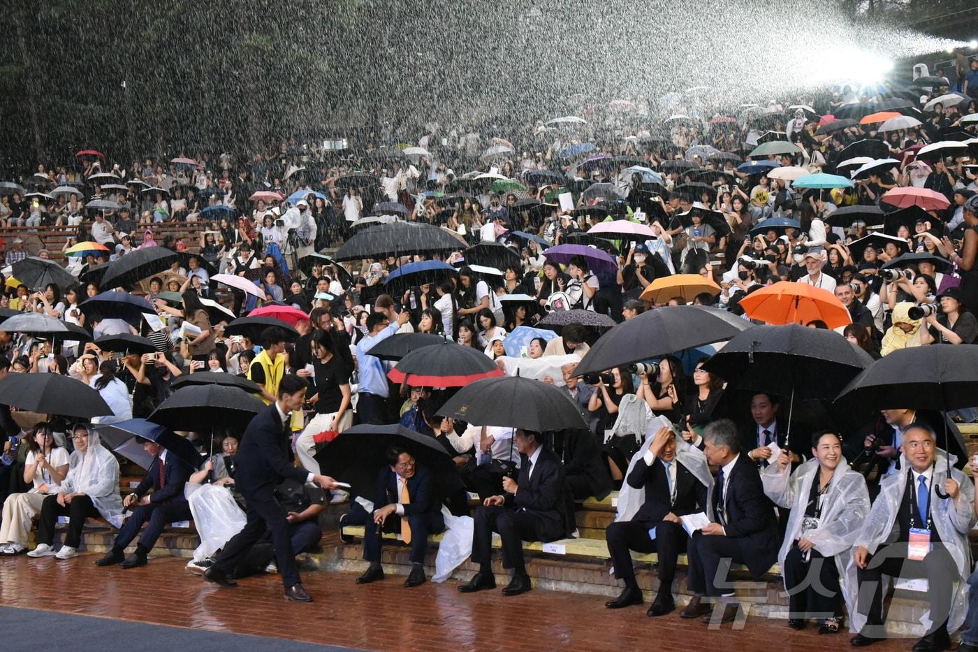 6일 오후 광주 북구 용봉동 중외공원 야외공연장에서 열린 제15회 광주비엔날레 개막식에서 비가 쏟아지고 있다.2024.9.6/뉴스1 ⓒ News1 김동수 기자