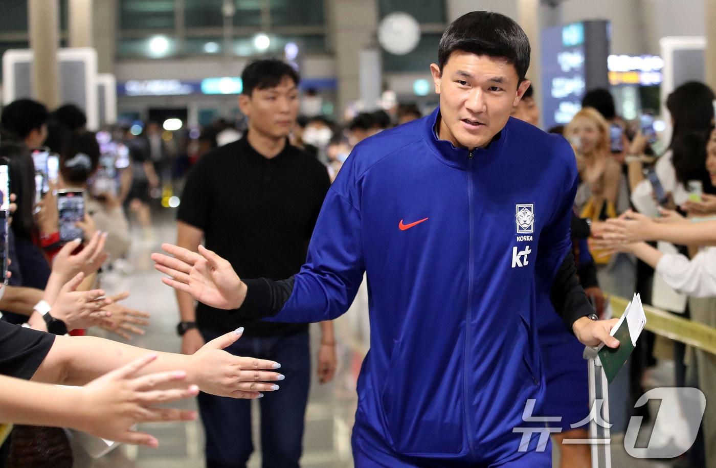 대한민국 축구대표팀 김민재가 6일 인천국제공항 제1터미널을 통해 오만으로 출국하며 팬들과 하이파이브를 나누고 있다. 대한민국 축구대표팀은 오는 10일 오후 11시 오만과 2026 국제축구연맹&#40;FIFA&#41; 북중미 월드컵 아시아지역 3차 예선 B조 조별리그 2차전을 갖는다. 2024.9.6/뉴스1 ⓒ News1 임세영 기자