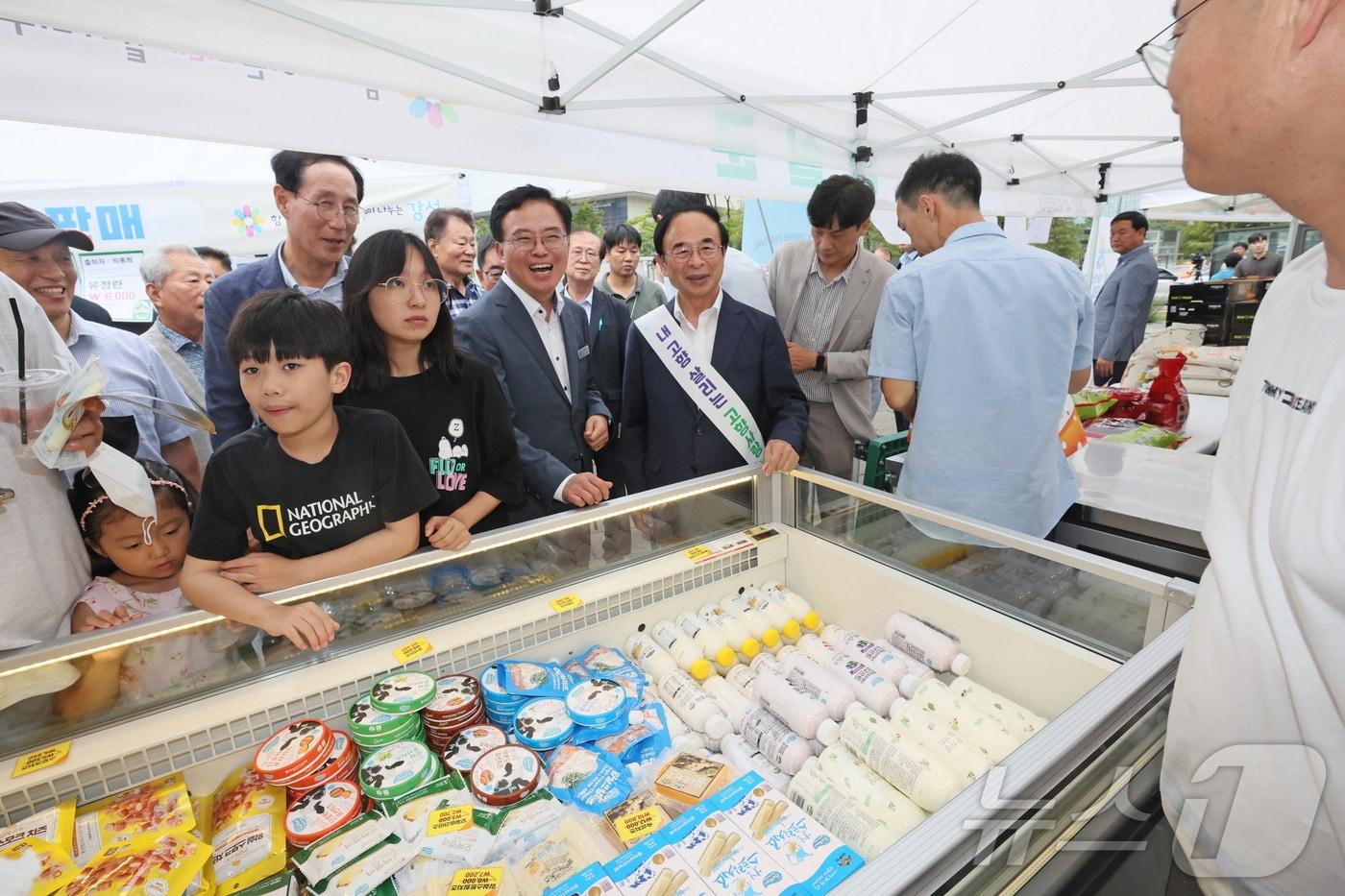 심민 전북자치도 임실군수 일행이 서울 강서구 마곡광장에서 열린 직거래 행사장을 방문해 격려하고 있다.&#40;임실군제공&#41;2024.9.7/뉴스1