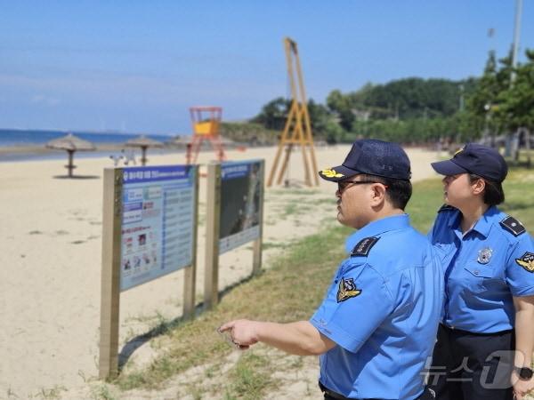 서영교 부안해경 서장이 7일, 변산해수욕장을 방문해 안전관리 실태를 점검하고 있다.&#40;부안해경 제공&#41;/뉴스1