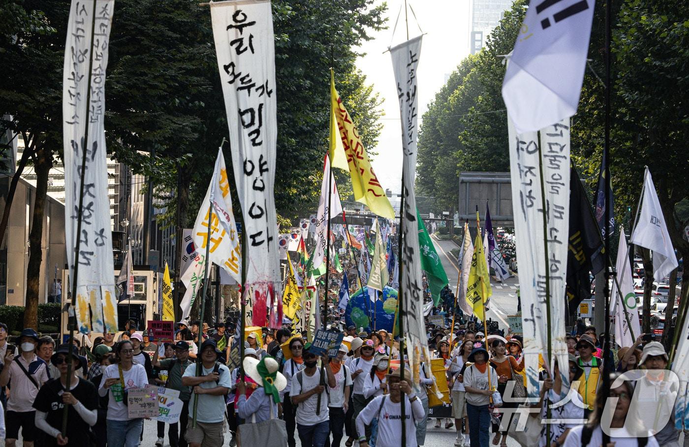 7일 오후 서울 강남구 테헤란로 인근에서 열린 907 기후정의행진에서 참가자들이 행진을 하고 있다. 2024.9.7/뉴스1 ⓒ News1 이재명 기자