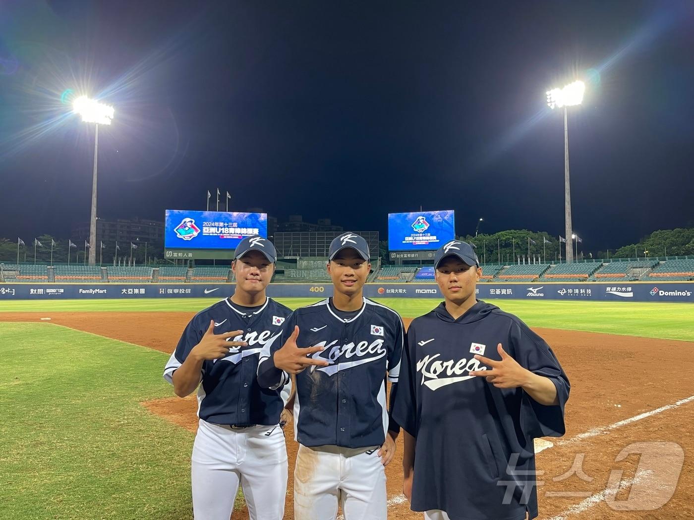 한국 18세 이하 청소년 야구 대표팀의 정우주, 박재현, 배찬승&#40;왼쪽 부터&#41;. &#40;대한야구소프트볼협회 제공&#41;