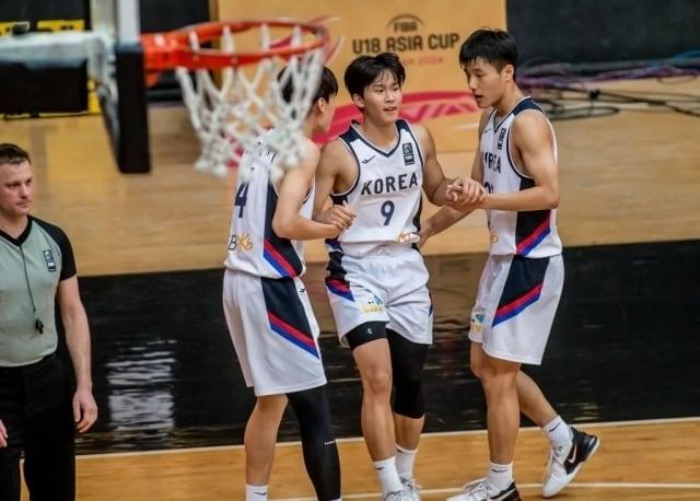 아시아컵 8강에서 탈락한 한국 U-18 남자 농구대표팀. &#40;FIBA 제공&#41; 