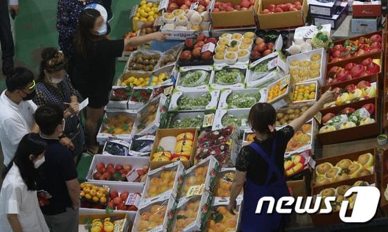 부산 해운대구 반여농산물도매시장에서 시민들이 제수용품을 구매하고 있다.2021.9.7/뉴스1 ⓒ News1