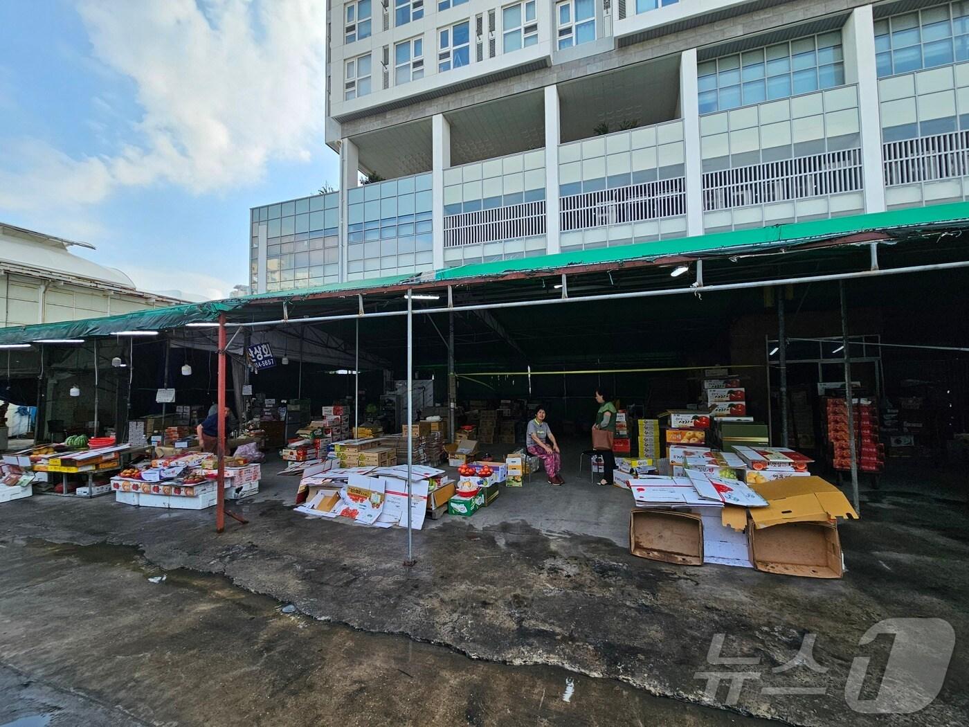 지난 3일 밤 화재로 시장 대부분이 피해를 입은 마산청과시장 상인들이 시장 맞은편 도유지에 임시 영업장을 마련해 영업을 재개했다.&#40;경남도 제공&#41;