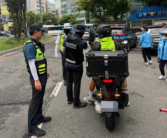 한국교통안전공단은 8월 28일 부산 연산교차로에서 경찰과 함께 이륜차 운전자에게 단속과 관련해서 설명하고 있다.&#40;한국교통안전공단 제공&#41;