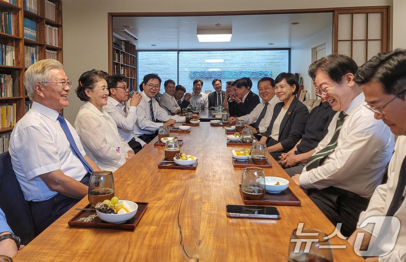 이재명 더불어민주당 대표가 8일 오후 경남 양산시 하북면 평산마을에서 문재인 전 대통령을 예방하고 있다. &#40;더불어민주당 제공&#41; 2024.9.8/뉴스1 ⓒ News1 김민지 기자