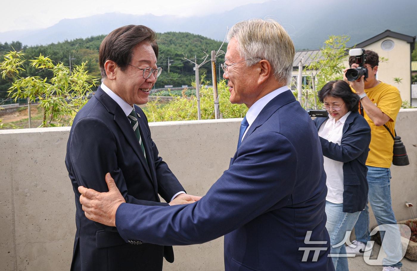 이재명 더불어민주당 대표가 8일 오후 경남 양산시 하북면 평산마을에서 문재인 전 대통령을 예방, 인사를 나누고 있다. &#40;더불어민주당 제공&#41; 2024.9.8/뉴스1 ⓒ News1 김민지 기자