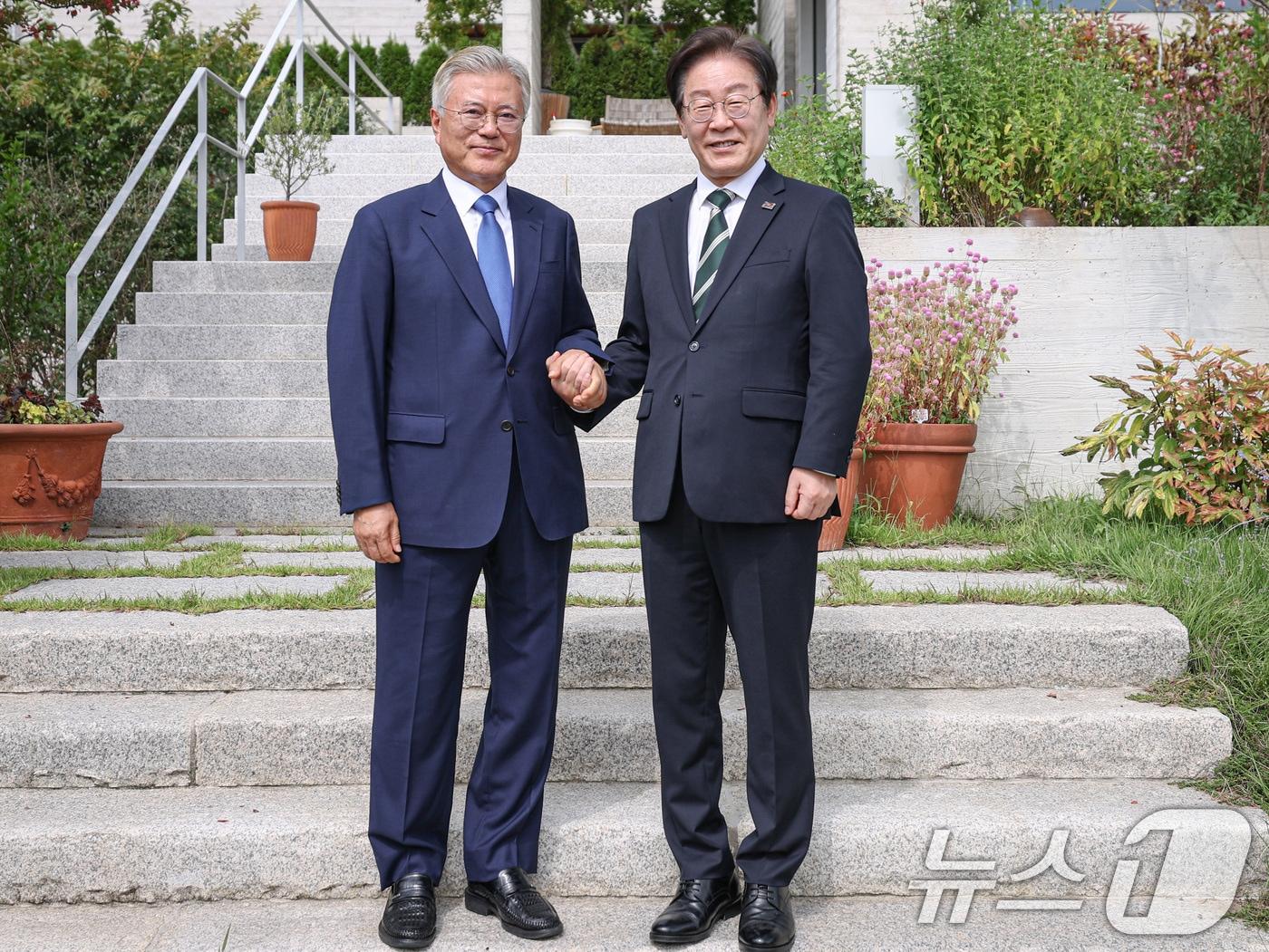 이재명 더불어민주당 대표가 8일 오후 경남 양산시 하북면 평산마을에서 문재인 전 대통령과 기념촬영을 하고 있다. &#40;더불어민주당 제공&#41; 2024.9.8/뉴스1 ⓒ News1 김민지 기자