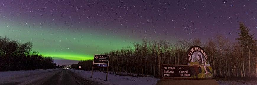 어두워진 후에 엘크 아일랜드 국립공원&#40;Elk Island National Park&#41;을 방문하여 도시의 불빛에서 멀리 떨어진 별이 총총한 하늘의 아름다움을 감상할 수 있다. 담요 위에 누워 은하수와 오로라의 광경을 감상하거나 아이들과 함께 별을 세어보는 추억을 즐길 수 있다. 하지만 요즘 관광객의 급증으로 폐쇄되고 있는 관측 지점이 늘어나고 있다. 2024.09.07/&lt;출처: 캐나다 정부 홈페이지&gt;