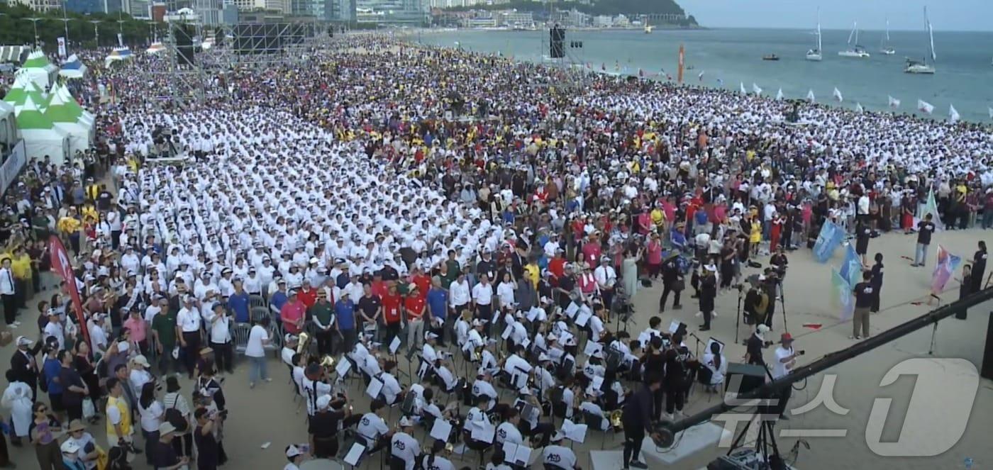 8일 오후 해운대 해수욕장 백사장에서 열린 대규모 종교집회.&#40;2024 98해운대성령대집회 유튜브 라이브중계 캡쳐&#41;