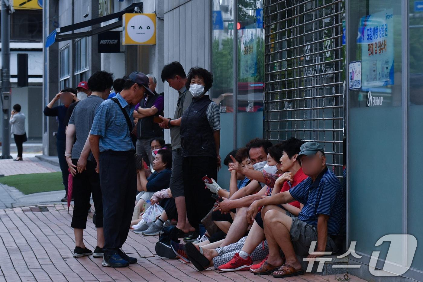 9일 오전 경북 포항시 죽도동의 한 금융점포 앞에서 시민들이 포항사랑상품권을 구입하기 위해 기다리고 있다.2024.9.9/뉴스1 ⓒ News1 최창호 기자