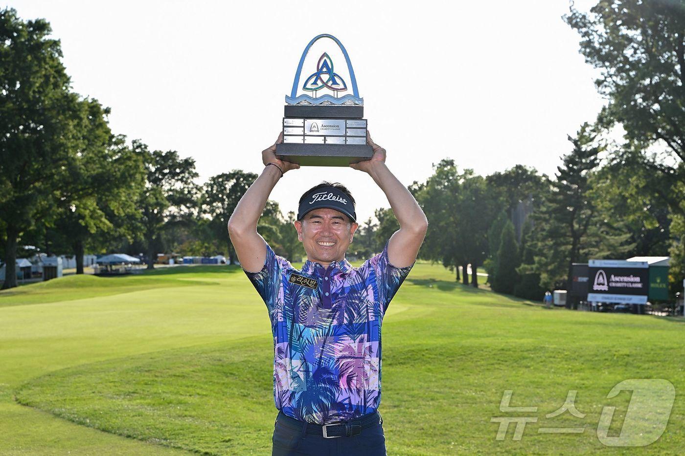 PGA 챔피언스 투어 72번째 대회 만에 첫 우승을 달성한 양용은. ⓒ AFP=뉴스1