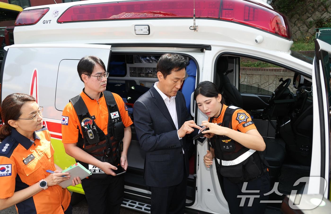 오세훈 서울시장이 9일 오전 의료공백 장기화에 따른 현장 구급대원 격려 차 서울 중구 중부소방서 회현119 안전센터를 방문해 구급대원들과 대화를 하고 있다. 2024.9.9/뉴스1 ⓒ News1 김명섭 기자