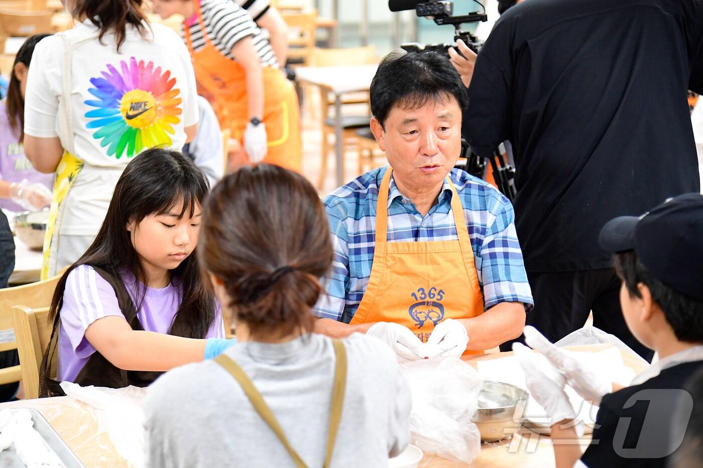 7일 강원 화천군 여성회관에서 열린 가족봉사단 송편나눔활동에서 최문순 군수와 봉사단들이 어려운 이웃들에게 전달할 송편을 만들고 있다.&#40;화천군 제공&#41; 2024.9.9/뉴스1