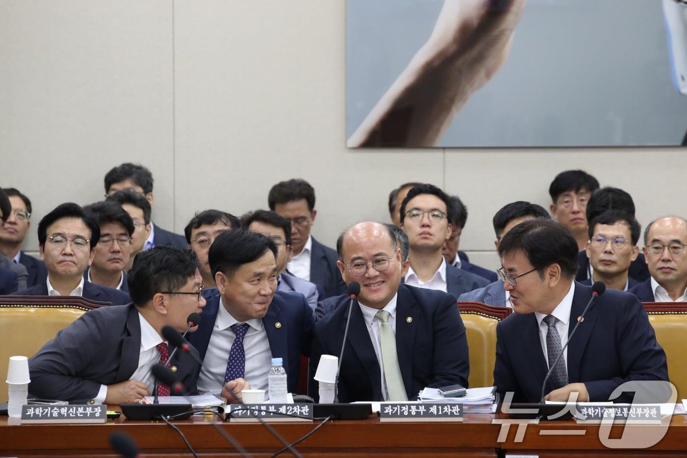 유상임 과학기술정보통신부장관&#40;오른쪽부터&#41;과 이창윤 1차관, 강동현 차관, 류광준 과학기술혁신본부장이 9일 오전 서울 여의도 국회에서 열린 과학기술정보방송통신위원회 전체회의에 출석해 대화하고 있다. 2024.9.9/뉴스1 ⓒ News1 이광호 기자