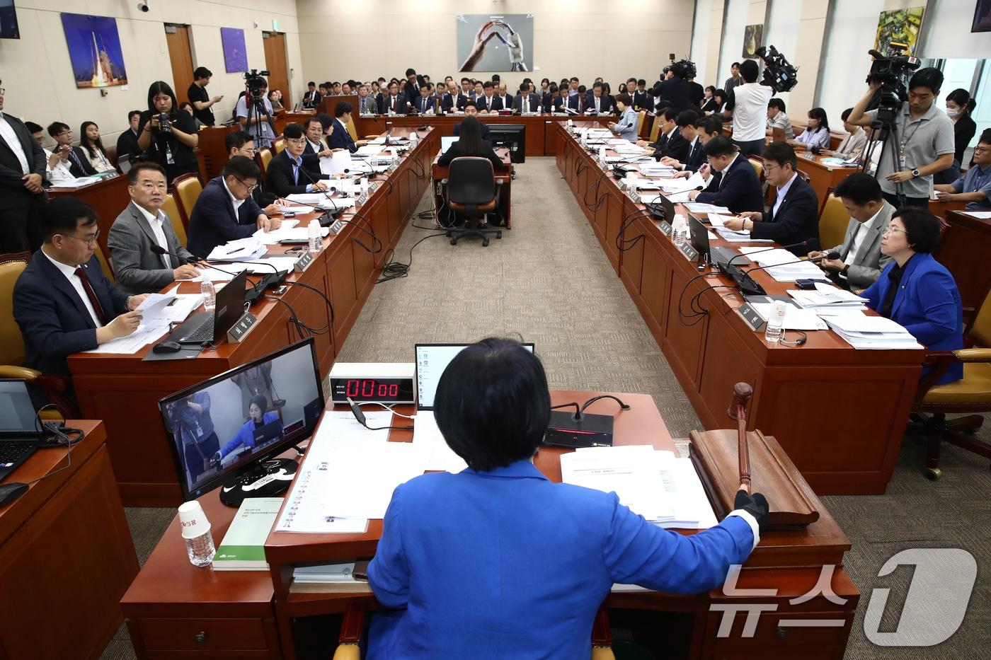 최민희 국회 과방위원장이 9일 오전 서울 여의도 국회에서 열린 과학기술정보방송통신위원회 전체회의에서 의사봉을 두드리고 있다. 2024.9.9/뉴스1 ⓒ News1 이광호 기자