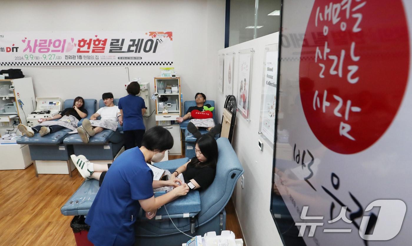 9일 부산진구 동의과학대학교 진리관 1층 헌혈의집에서 열린 &#39;제49회 동의과학대학교 사랑의 헌혈 릴레이&#39;에 참가한 학생들이 헌혈하고 있다. 동의과학대와 부산혈액원은 이날부터 27일까지 헌혈 릴레이를 진행한다. 2024.9.9/뉴스1 ⓒ News1 윤일지 기자