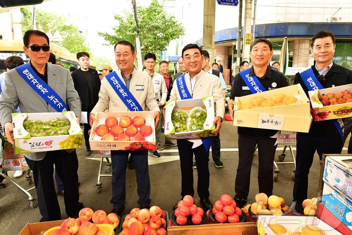 9일 울산 중구 구역전시장에서 열린 &#39;현대자동차 노사와 함께하는 추석맞이 전통시장 활성화 및 저소득계층 지원행사&#39;. &#40;현대차 제공&#41;