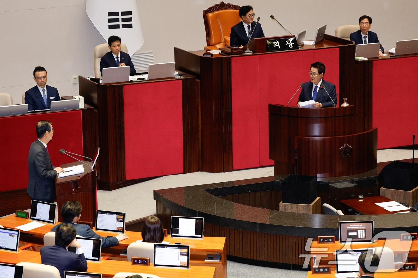 박지원 더불어민주당 의원이 9일 오후 서울 여의도 국회에서 열린 제418회국회&#40;정기회&#41; 제4차 본회의에서 한덕수 국무총리를 향해 정치 분야 대정부질문을 하고 있다. 2024.9.9/뉴스1 ⓒ News1 안은나 기자