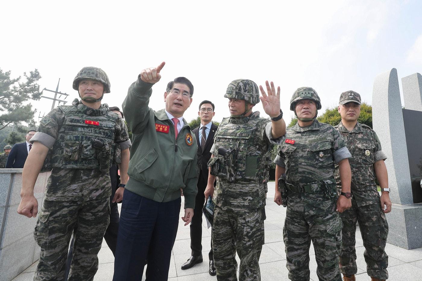 &lt;strong&gt;김용현 국방부 장관이 최전방 관측소&#40;OP&#41;에서 작전대비태세를 보고 받고 있다.&#40;국방부 제공&#41;&lt;/strong&gt; 